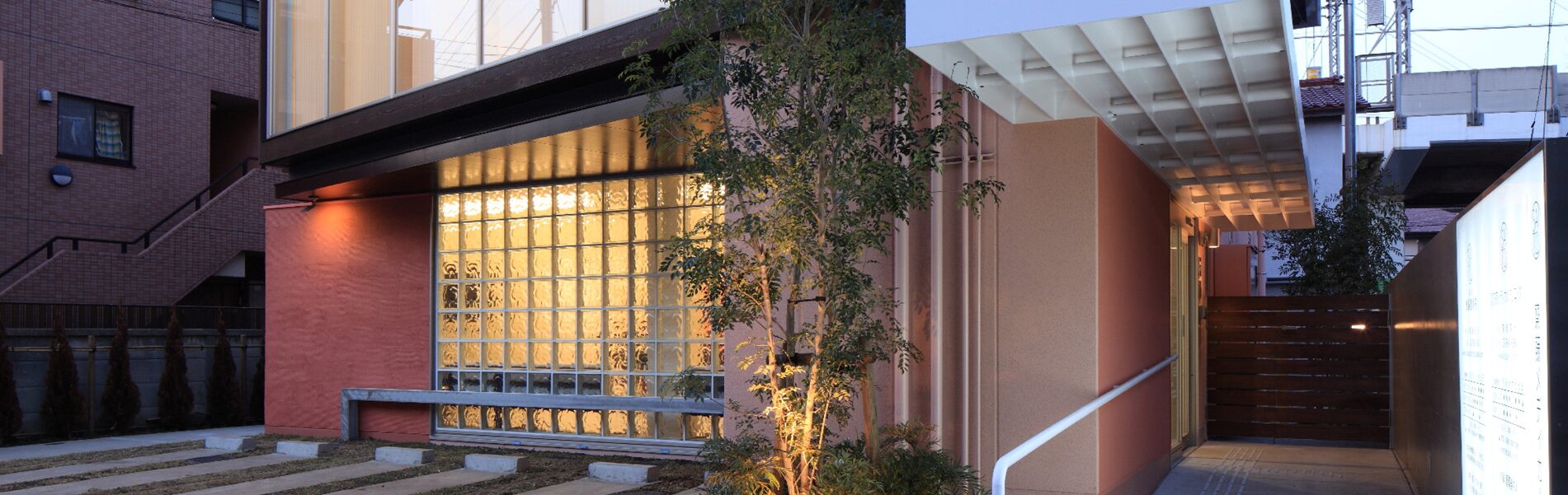 クリニック夕方の外観