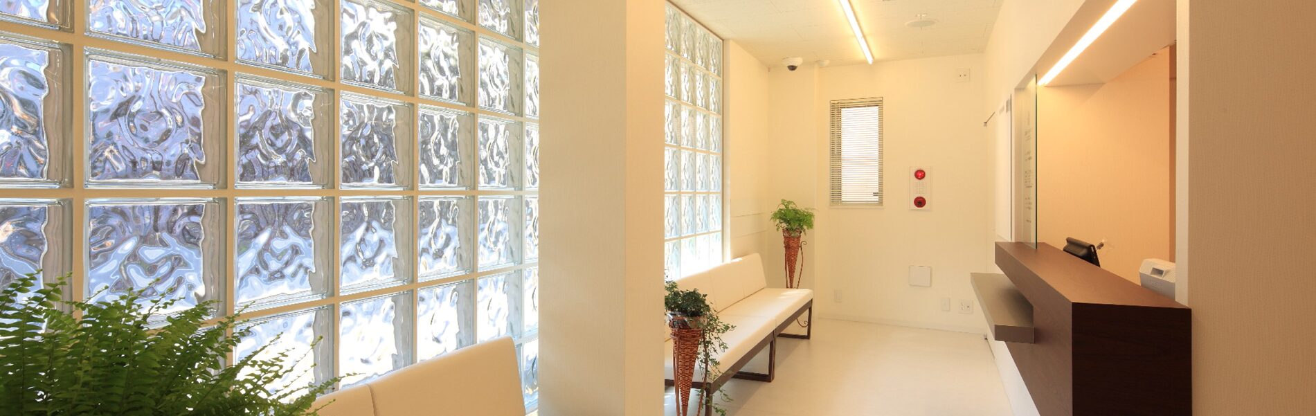 クリニックの待合室と受付