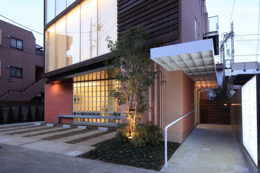 クリニックビル外観（夜景）